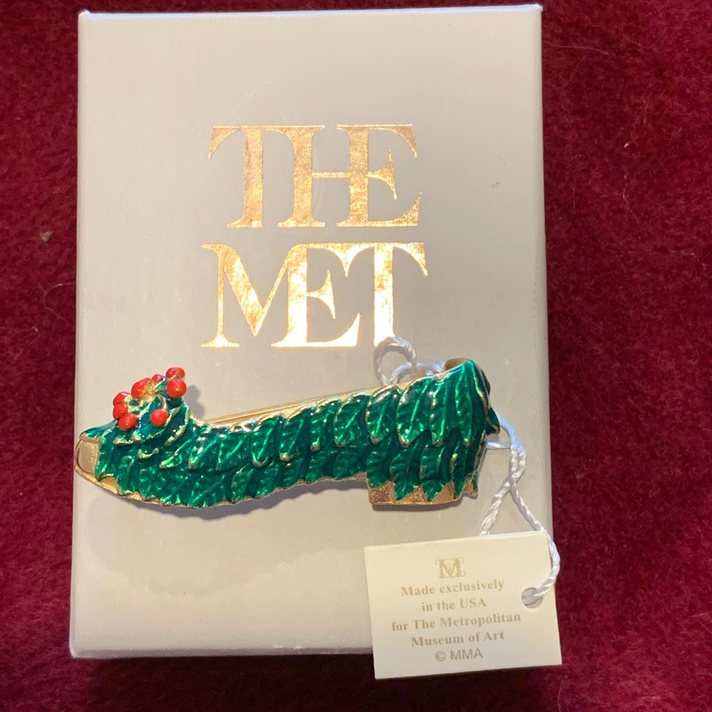 The Met Holiday pin